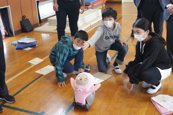 『LOVOT』を使ったプログラミング授業 横浜市立本牧南小学校で実施 オリジナリティあふれるダンスを披露