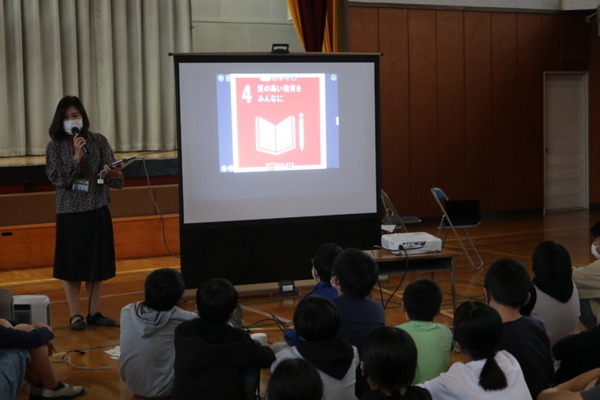 『LOVOT』を使ったプログラミング授業 横浜市立本牧南小学校で実施 オリジナリティあふれるダンスを披露