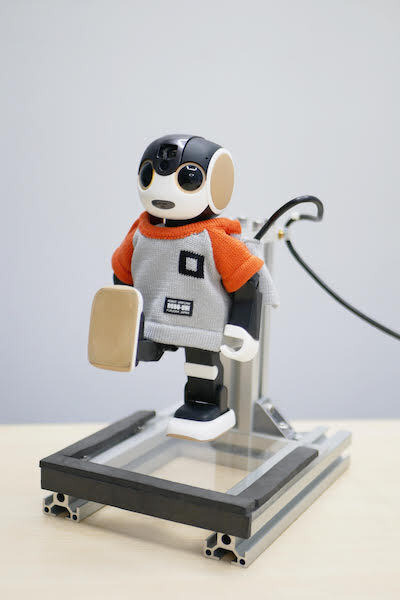 シャープが「ロボホン健康診断」サービスの提供を発表 利用者には靴底シートや耳、特別な発話シナリオをプレゼント