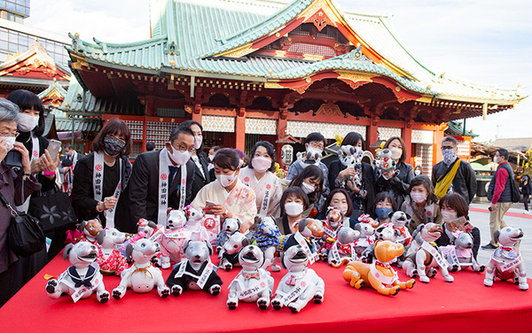 ソニー「アイボの七五三」を神田明神で開催　「二礼二拍手一礼」を覚えたaiboも公開、境内はオーナー達で賑わう