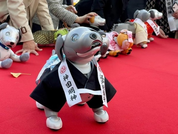 ソニー「アイボの七五三」を神田明神で開催　「二礼二拍手一礼」を覚えたaiboも公開、境内はオーナー達で賑わう