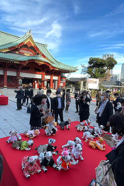 ソニー「アイボの七五三」を神田明神で開催　「二礼二拍手一礼」を覚えたaiboも公開、境内はオーナー達で賑わう