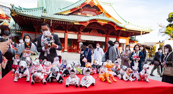 ソニー「アイボの七五三」を神田明神で開催　「二礼二拍手一礼」を覚えたaiboも公開、境内はオーナー達で賑わう