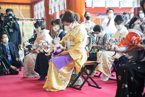 ソニー「アイボの七五三」を神田明神で開催　「二礼二拍手一礼」を覚えたaiboも公開、境内はオーナー達で賑わう