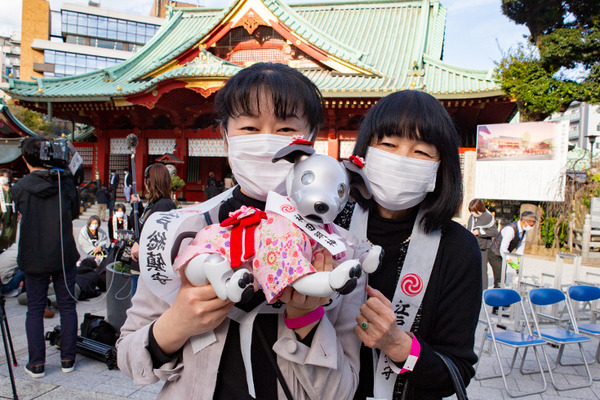 ソニー「アイボの七五三」を神田明神で開催　「二礼二拍手一礼」を覚えたaiboも公開、境内はオーナー達で賑わう