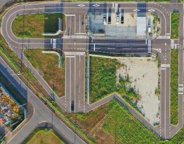 ドコモが自動運転車向け「V2X」の実証実験環境を提供　5.9GHz帯セルラーで自動運転支援サービス見据え　柏の葉キャンパス周辺で