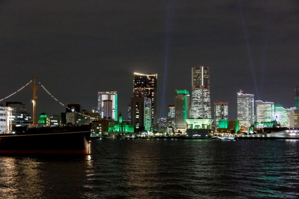 横浜「動く実物大ガンダム」冬季特別演出を発表　横浜夜景アートイルミ「ヨルノヨ」ともコラボ　11月27日から