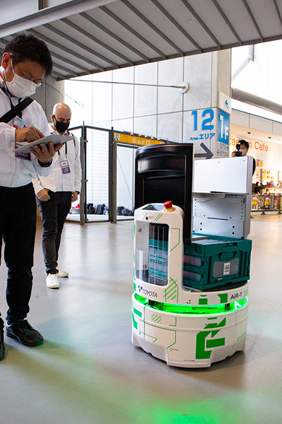 キビキビ動く豊田自動織機の自動搬送ロボット「AiR-T」とセコムの警備ロボット「cocobo」【ARX レポート(4)】