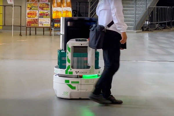 キビキビ動く豊田自動織機の自動搬送ロボット「AiR-T」とセコムの警備ロボット「cocobo」【ARX レポート(4)】