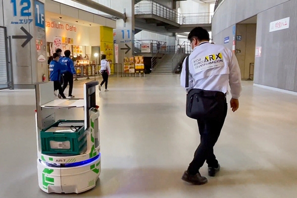 キビキビ動く豊田自動織機の自動搬送ロボット「AiR-T」とセコムの警備ロボット「cocobo」【ARX レポート(4)】