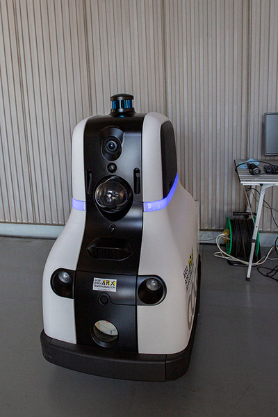 キビキビ動く豊田自動織機の自動搬送ロボット「AiR-T」とセコムの警備ロボット「cocobo」【ARX レポート(4)】