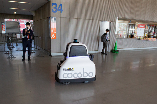 キビキビ動く豊田自動織機の自動搬送ロボット「AiR-T」とセコムの警備ロボット「cocobo」【ARX レポート(4)】