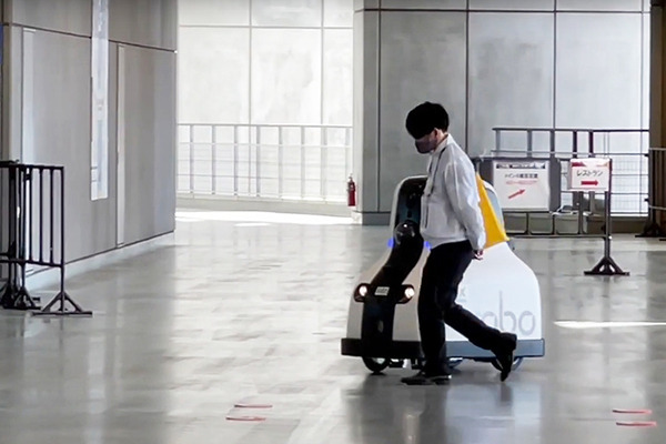 キビキビ動く豊田自動織機の自動搬送ロボット「AiR-T」とセコムの警備ロボット「cocobo」【ARX レポート(4)】