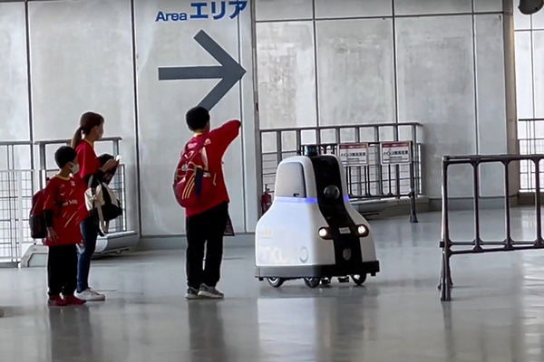 キビキビ動く豊田自動織機の自動搬送ロボット「AiR-T」とセコムの警備ロボット「cocobo」【ARX レポート(4)】