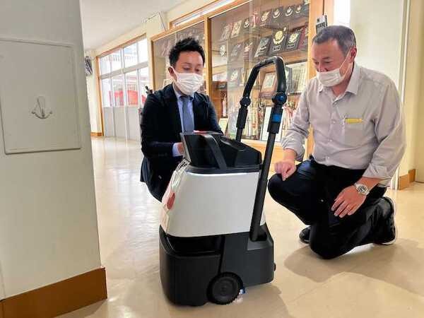 アイリスオーヤマが清掃ロボットを小学校に導入　共用部と体育館を中心に「Whiz i アイリスエディション」を稼働