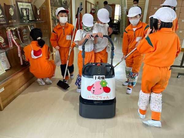 アイリスオーヤマが清掃ロボットを小学校に導入　共用部と体育館を中心に「Whiz i アイリスエディション」を稼働