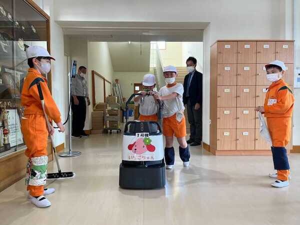 アイリスオーヤマが清掃ロボットを小学校に導入　共用部と体育館を中心に「Whiz i アイリスエディション」を稼働