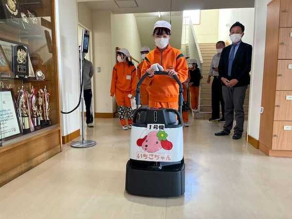 アイリスオーヤマが清掃ロボットを小学校に導入　共用部と体育館を中心に「Whiz i アイリスエディション」を稼働