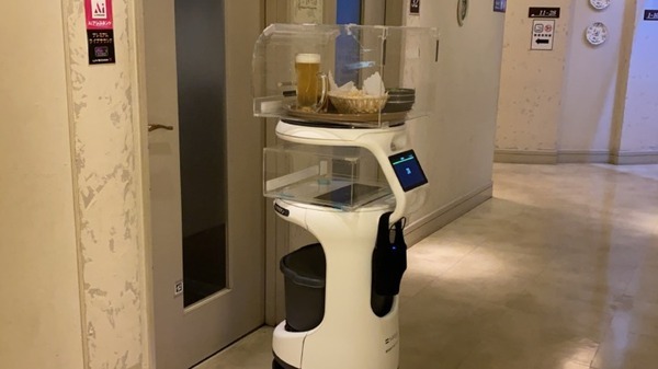 カラオケ「コート・ダジュール」が配膳ロボット「Servi」を導入　顧客の反応は「とても良い」または「良い」が82％