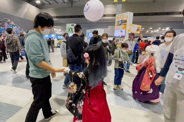 身長125cmのメイド少女ロボット3姉妹が登場！手をつないで歩こう「いつかメイドロボ喫茶を作りたい」MaSiRo Project
