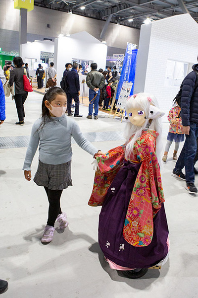 身長125cmのメイド少女ロボット3姉妹が登場！手をつないで歩こう「いつかメイドロボ喫茶を作りたい」MaSiRo Project