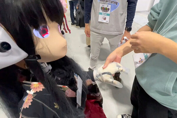 身長125cmのメイド少女ロボット3姉妹が登場！手をつないで歩こう「いつかメイドロボ喫茶を作りたい」MaSiRo Project