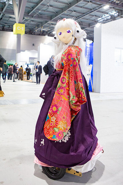 身長125cmのメイド少女ロボット3姉妹が登場！手をつないで歩こう「いつかメイドロボ喫茶を作りたい」MaSiRo Project
