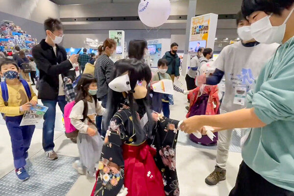 身長125cmのメイド少女ロボット3姉妹が登場！手をつないで歩こう「いつかメイドロボ喫茶を作りたい」MaSiRo Project
