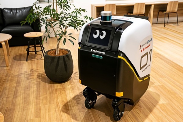 川崎重工とティアフォー開発の自動搬送ロボットが生活必需品を配送　2種類のロボットを同時に制御する実証実験