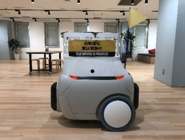 川崎重工とティアフォー開発の自動搬送ロボットが生活必需品を配送　2種類のロボットを同時に制御する実証実験
