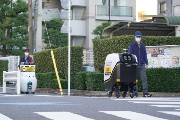 川崎重工とティアフォー開発の自動搬送ロボットが生活必需品を配送　2種類のロボットを同時に制御する実証実験