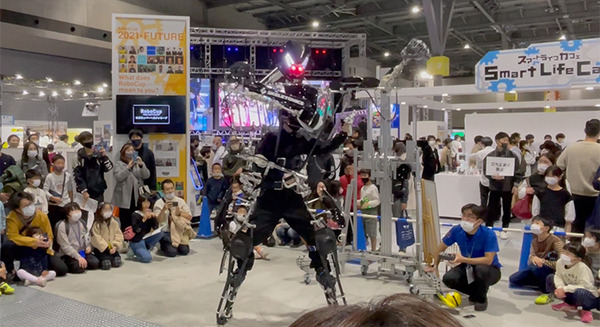 黒い「スケルトニクス」がロボカップ会場に登場　身長3mの身体拡張ロボットスーツのパフォーマンスに来場者の歓声ひびく