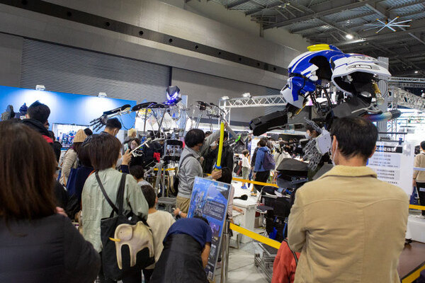 黒い「スケルトニクス」がロボカップ会場に登場　身長3mの身体拡張ロボットスーツのパフォーマンスに来場者の歓声ひびく