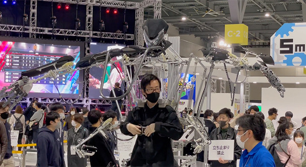 黒い「スケルトニクス」がロボカップ会場に登場　身長3mの身体拡張ロボットスーツのパフォーマンスに来場者の歓声ひびく