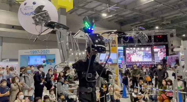 黒い「スケルトニクス」がロボカップ会場に登場　身長3mの身体拡張ロボットスーツのパフォーマンスに来場者の歓声ひびく