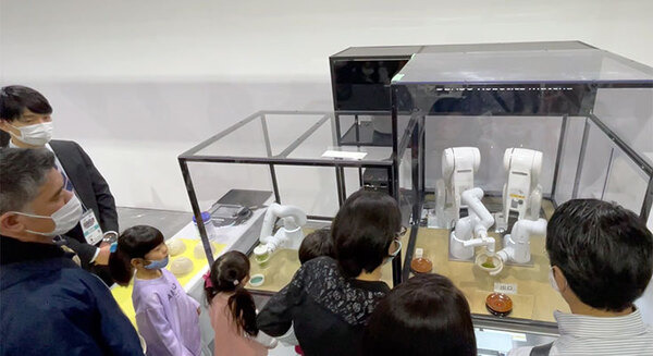 五平餅を焼いて、クレープを作り、抹茶を点てる調理ロボットたち　「スマートライフカフェ」のシェフは協働ロボット「COBOTTA」