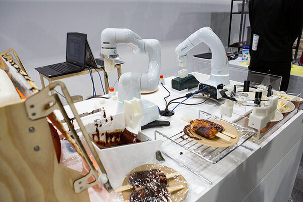 五平餅を焼いて、クレープを作り、抹茶を点てる調理ロボットたち　「スマートライフカフェ」のシェフは協働ロボット「COBOTTA」