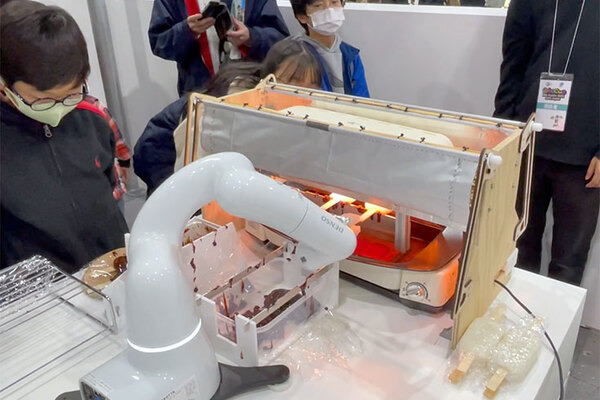 五平餅を焼いて、クレープを作り、抹茶を点てる調理ロボットたち　「スマートライフカフェ」のシェフは協働ロボット「COBOTTA」