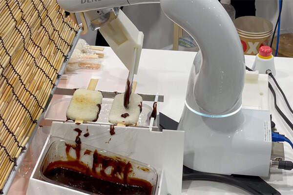 五平餅を焼いて、クレープを作り、抹茶を点てる調理ロボットたち　「スマートライフカフェ」のシェフは協働ロボット「COBOTTA」