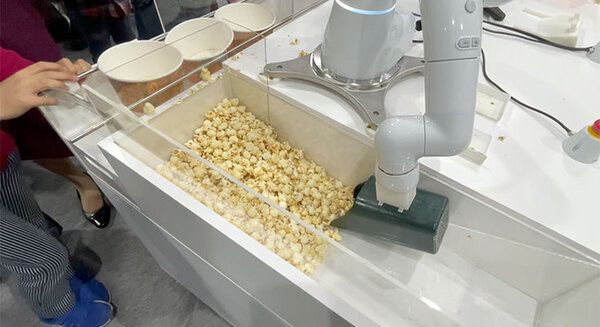 五平餅を焼いて、クレープを作り、抹茶を点てる調理ロボットたち　「スマートライフカフェ」のシェフは協働ロボット「COBOTTA」