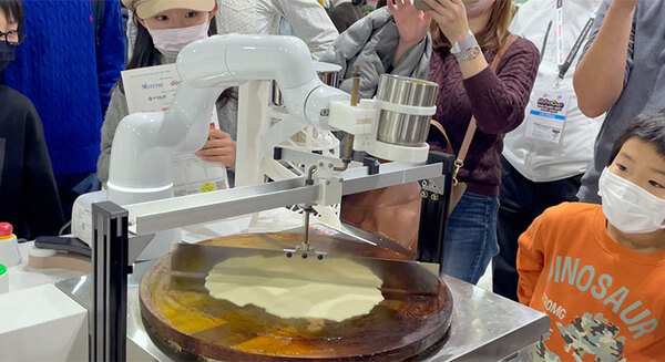 五平餅を焼いて、クレープを作り、抹茶を点てる調理ロボットたち　「スマートライフカフェ」のシェフは協働ロボット「COBOTTA」