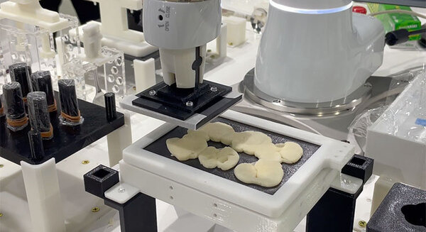 五平餅を焼いて、クレープを作り、抹茶を点てる調理ロボットたち　「スマートライフカフェ」のシェフは協働ロボット「COBOTTA」