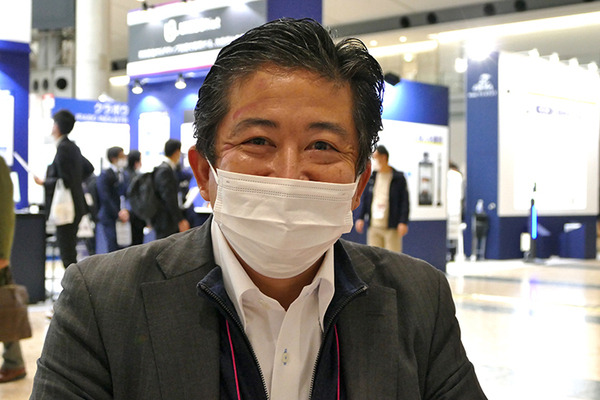 掃除しながら万引き抑止も　清掃・警備・案内の３機能を持つ複合型サービスロボットオムロン「Toritoss」