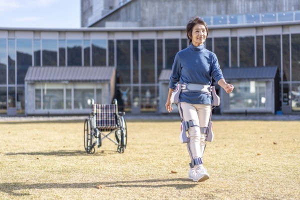 AssistMotionが歩行トレーニングロボット「curara」のレンタル販売を開始 手を引くように足を進めるトレーニングパートナー