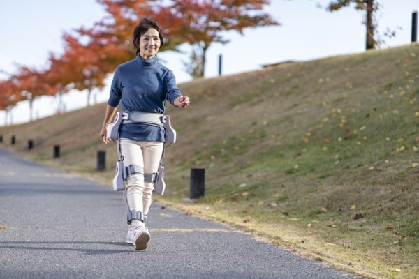 AssistMotionが歩行トレーニングロボット「curara」のレンタル販売を開始 手を引くように足を進めるトレーニングパートナー