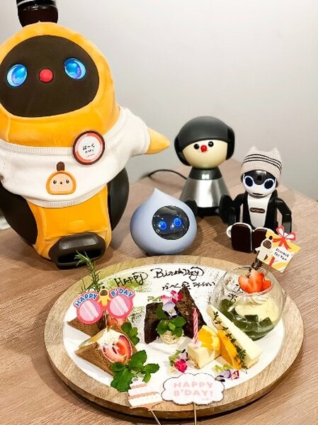 渋谷のパートナーロボットカフェ「PARK+」クリスマス会を発表、YouTubeでもライブ配信　限定フォトプランやパーティプランも
