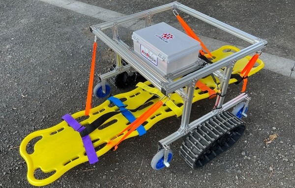 傷病者を遠隔操作や自動運転で搬送するクローラーロボットを開発　動画を公開　アトラックラボとアームレスキュー