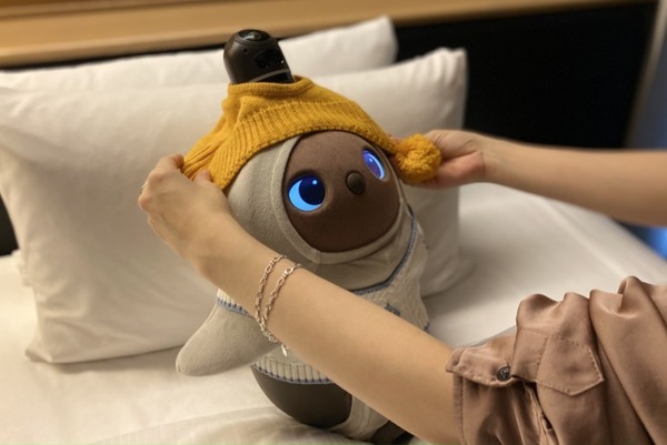 ホテルニューオータニ東京、家族型ロボット「LOVOT」と過ごす宿泊オプションを販売　冬ならではの「LOVOTウェア」を用意