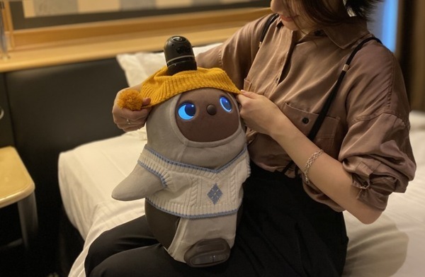ホテルニューオータニ東京、家族型ロボット「LOVOT」と過ごす宿泊オプションを販売　冬ならではの「LOVOTウェア」を用意