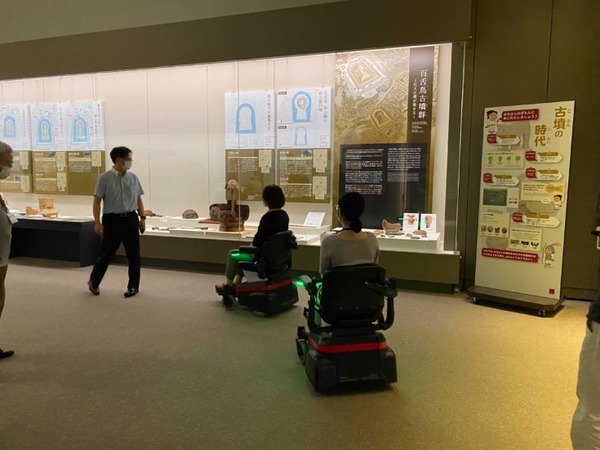 自動追従型モビリティ「ROBOLUTION」を活用した展示鑑賞体験 堺市博物館で実施